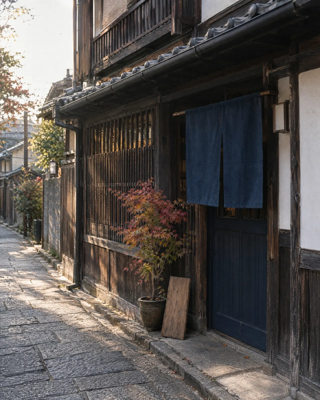 路地に面した町家の外観。藍ののれんがかかった入口
